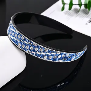 Cerchietto largo in cristallo con fiori di strass blu su base nera antiscivolo