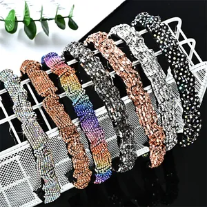 Diademas francesas de cristal con diamantes de colores en un soporte blanco