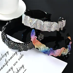 Juego de tres diademas de cristal plisado con pedrería de colores y monocromática