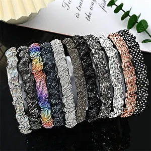 Detalle de diademas de lujo plisadas con diamantes de imitación en varios colores