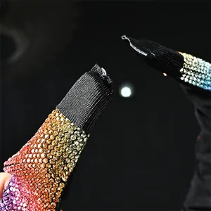 Detalle macro de la diadema de cristales arcoíris con tela plisada y piedras brillantes