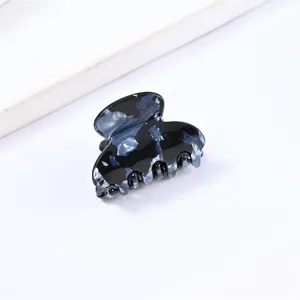 Kleine Haarklammer aus Acryl mit blauem Marmormuster für Half-up Frisuren