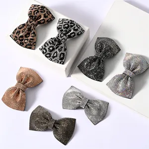 Vue détaillée de sept barrettes à nœuds en strass scintillants, motifs léopard et unis
