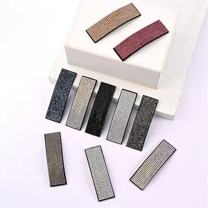 Fermagli rettangolari con strass scintillanti in vari colori su base in metallo lucido