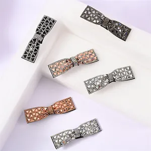 Lot de six barrettes à cheveux nœud en strass étincelants en couleurs variées sur blanc