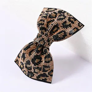 Vue détaillée d'une barrette à cheveux nœud avec strass étincelants et motif léopard