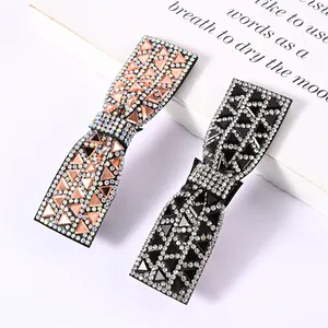 Détails des barrettes à nœuds serties de strass brillants en finitions or rose et noir