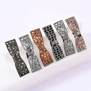 Détail de six barrettes à cheveux nœud en strass étincelants de couleurs élégantes