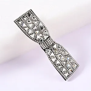 Détail de la barrette à cheveux nœud en strass étincelants avec finitions cristal luxe