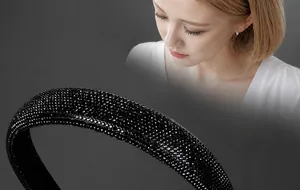 Vue détaillée du serre-tête noir rembourré orné de strass en cristal scintillants