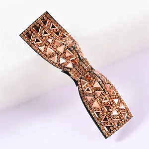 Vue macro d'une barrette noeud en or champagne avec strass scintillants et cristaux