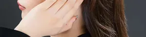 Primer plano de una diadema minimalista de cristales brillantes usada por una modelo