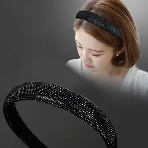 Lujosa diadema ancha negra con cristales brillantes lucida por una modelo en detalle