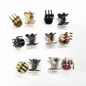 Detailliertes Set mit 12 Mini-Haarklammern aus Metall in verschiedenen Metallic-Farbtönen
