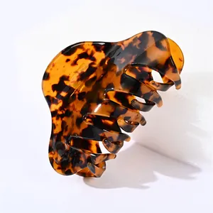 Detalle de una pinza para el pelo grande con motivo carey y acabado de acetato brillante