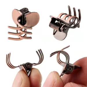Detailansicht der herzförmigen Mini-Metall-Haarklammern mit vintage gebürsteter Bronze-Textur