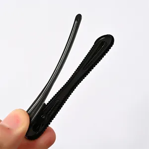 Detalle de una pinza para el pelo de metal negro con dientes antideslizantes