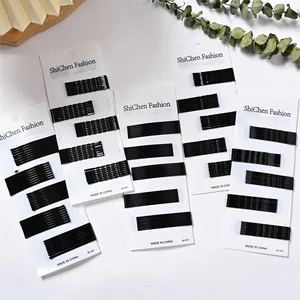 Détail de sets de barrettes noires sur cartes blanches avec décor minimaliste soigné
