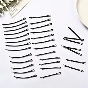 Vue à plat de barrettes à cheveux en métal noir sur un fond blanc au style minimaliste