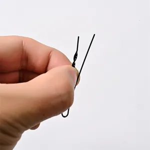 Macro d'une épingle à cheveux spirale noire en métal montrant les détails torsadés