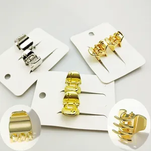 Minimalistische goud- en zilverkleurige mini metalen haarklemmen op displaykaart