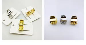 Detailweergave van mini metalen haarklemmen in goud en zilver op een displaykaart