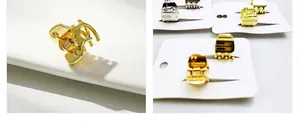 Detail van gouden en zilveren mini metalen haarklemmen op witte displaykaart