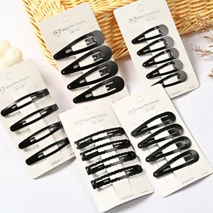 Primer plano de horquillas de metal negro mate y brillante en tarjetas decorativas