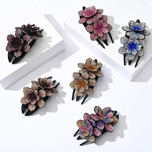 Set de pinzas para el cabello con flores de diamantes en seis colores sobre bases blancas