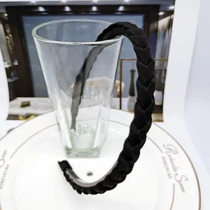 Elegante diadema de tela trenzada negra con textura tejida y diseño antideslizante