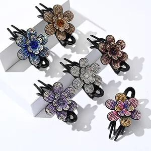 Pinzas para el cabello con flores de diamantes de imitación en soportes blancos