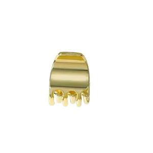 Minimalistische gouden metalen haarklem met gepolijste afwerking voor zijwaarts stylen