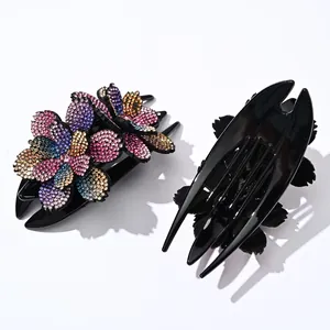 Pinza de pelo con flor de diamantes de colores sobre base negra brillante para mujer