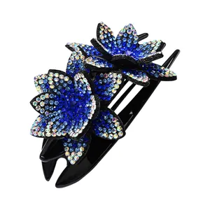 Pinza para el pelo con flores azul real y diamantes de imitación sobre base negra