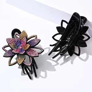 Detalle macro de una pinza para el cabello floral con strass de colores en base negra