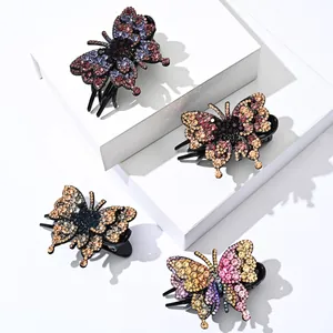 Dettaglio di fermagli per capelli a farfalla di lusso con strass colorati brillanti