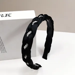 Cerchietto nero intrecciato in raso con strass argentati per un look elegante e di lusso