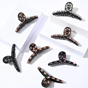 Detalle macro de pinzas de pelo elegantes con diamantes de imitación en siete colores