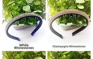 Détail de serre-têtes en strass argentés et champagne avec des cristaux étincelants de luxe