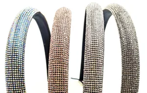 Détail de quatre serre-têtes rembourrés ornés de strass étincelants en plusieurs couleurs