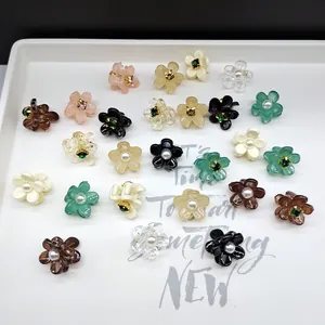 Set de mini pinzas para el cabello con flores, perlas y strass en bandeja blanca