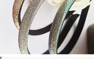 Vue macro d'un serre-tête rembourré avec strass blancs et cristaux irisés AB