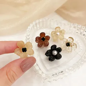 Mini pinzas para el cabello con forma de flor en bandeja de cristal con escala manual