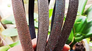 Gros plan de serre-têtes rembourrés avec strass étincelants en quatre couleurs élégantes