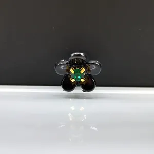 Mini pinza de pelo de flor con pétalos negros y centro de piedra preciosa verde