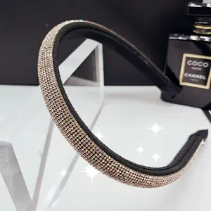 Serre-tête rembourré à strass argentés brillants avec base en éponge noire épaisse