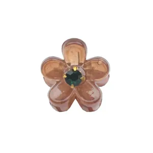 Mini pinza de pelo de flor con pétalos translúcidos y detalle de cristal verde