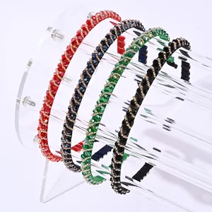 Diademas de cristal de colores con diamantes y cadena dorada en soportes