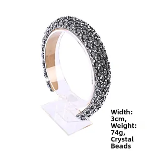 Λεπτομέρεια από στέκα πλάτους 3cm με γυαλιστερές γκρι κρυστάλλινες χάντρες
