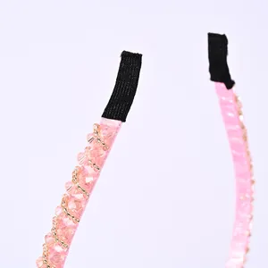 Detalle de diadema rosa con cuentas de cristal satén y protectores de oreja suaves
